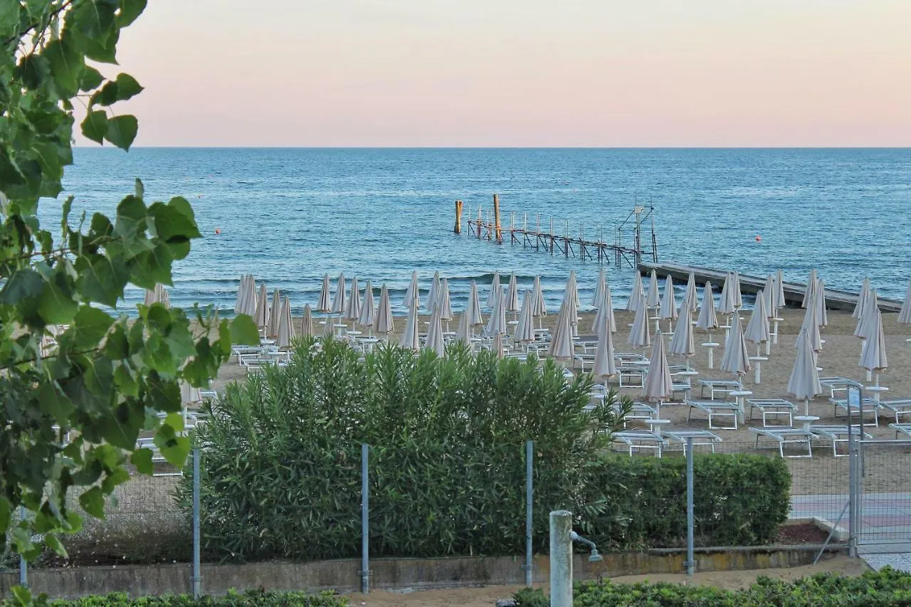 Jesolo Sea Front Garden Apartment Italien